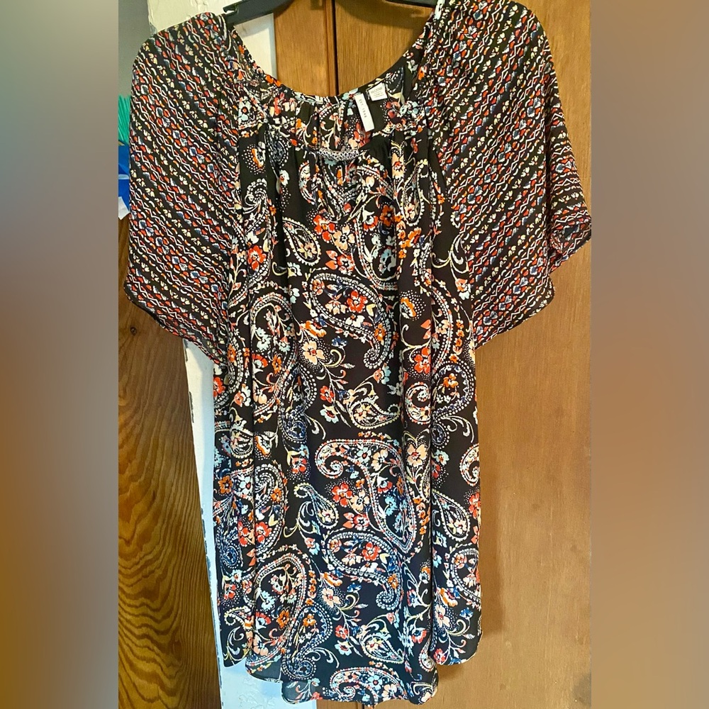 Cato EUC Sz: 23-1/2” PTP Sz: 18W-20”W w/Paisley Print Raglan Pullover Style Top